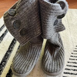 UGG Classic Cardy Button Detailed a Knit Boots. Size 11. Grey.
